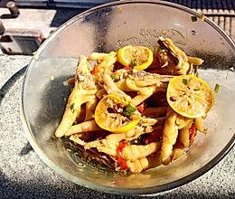 直播吃柠檬鸡瓜,挑战者现场品尝柠檬鸡瓜，酸辣口感引网友热议